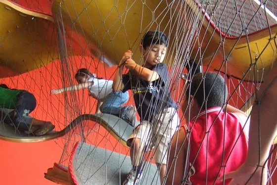 Children traveling through the Museum's netted climbing structure.